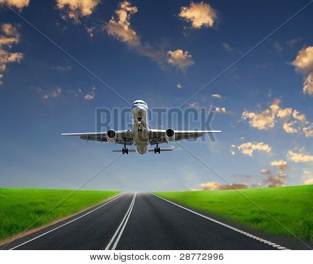 Aereo su sfondo blu cielo