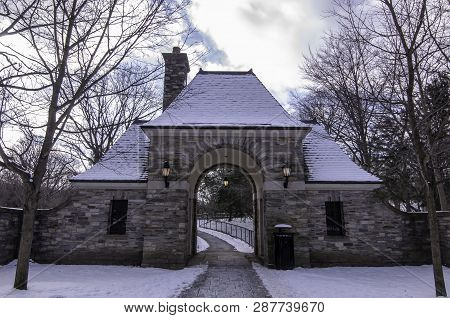 Pittsburgh, Pennsylvania, Usa 03/05/2019 The Gatehouse To Frick Park In The Point Breeze Neighborhoo