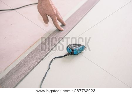 Measure The Size. Gypscortic Measurement. Draw A Size. Mastre Measures The Length.