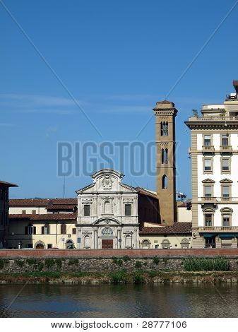 ฟลอเรนซ์ - โบสถ์ SantaTrinita ที่เห็นได้จาก Oltrarno