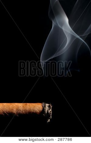 Fumar cigarros sobre negro