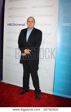 LOS ANGELES - 6 gennaio: Jeffrey Tambor arriva al NBC Universal Star Winter TCA Party presso l'A