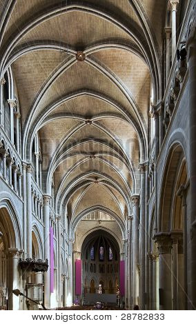 Lausanne katedral interiør fra indgangen