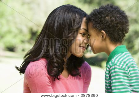 Äiti ja poika Nuzzling.