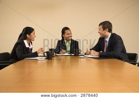 Businesspeople parlando.