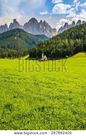 Church Of St. John Of Nepomuk And Geisler (odle) Dolomites Peaks - Santa Maddalena, Val Di Funes, Ty