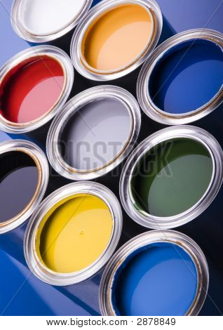 缶、塗料、青色の背景色