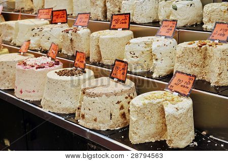 Grandes pedaços de Halva em carrinho de mercado
