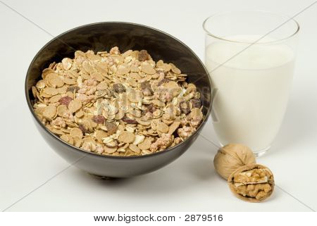 Молоко, зерновые и грецкими орехами