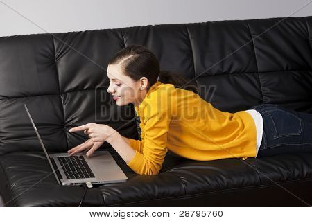 Meisje op Bank met Laptop, ze horloges het Display