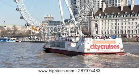 London, United Kingdom - Februari 21, 2019: A City Cruises Touristic Boat Navigating By Thames River