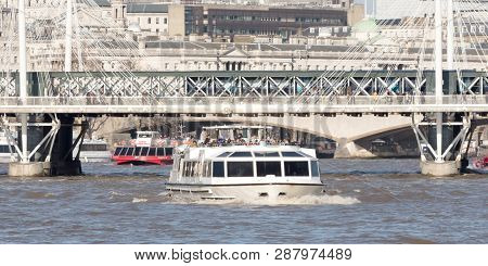 London, United Kingdom - Februari 21, 2019: A City Cruises Touristic Boat Navigating By Thames River