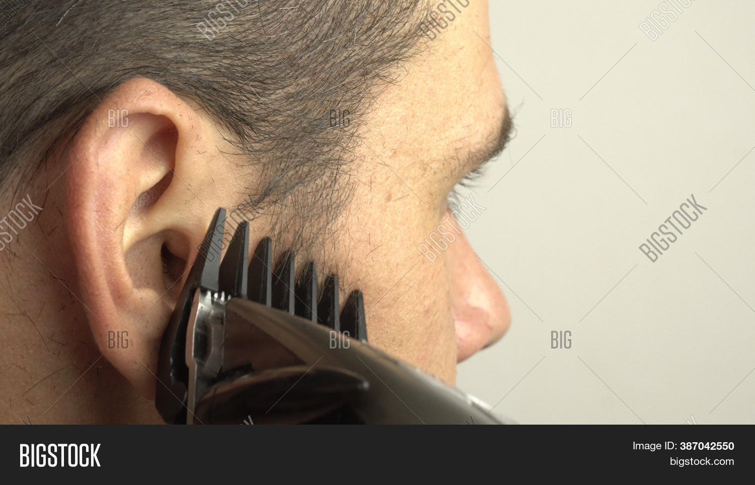 men's haircut with electric razor