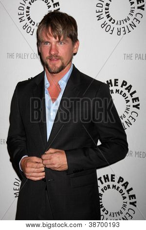 LOS ANGELES - 16 ottobre: Zachary Knighton arriva a una serata con 