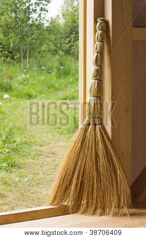 Besom i døråbningen af træ Country House