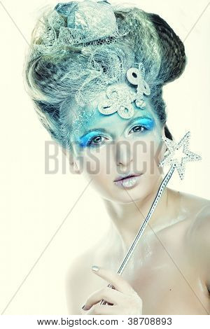 Ritratto di una signora di inverno con creative visage
