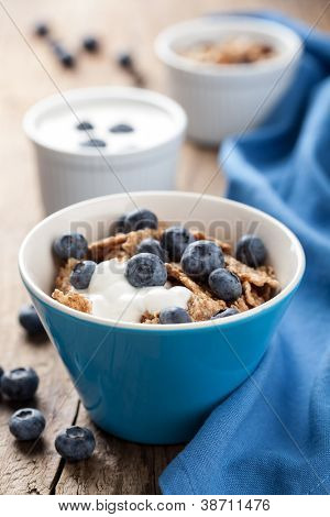 copos de maíz con arándanos y yogurt