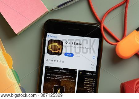New York, Usa - 27 September 2020: Obd2 Expert Mobile App Logo On Phone Screen Close Up, Illustrativ