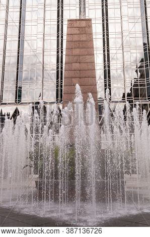 Pittsburgh, Pennsylvania, Usa 9/27/20 The Fountain In Ppg Plaza In Downtown Pittsburgh Where In The 