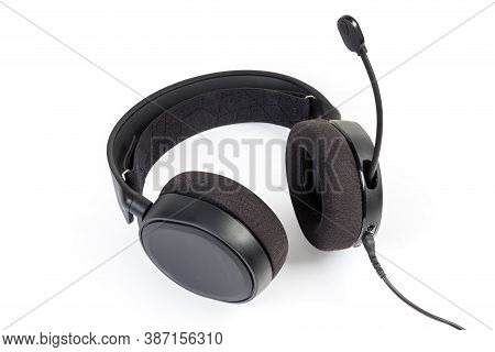 Black Wired High-fidelity Headset With Full Size Headphones And Microphone On A White Background
