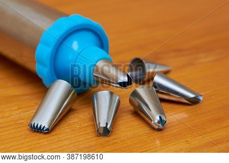 Confectionery Syringe With Nozzles, Confectionery Tool For Decorating Cakes With Nozzle Tips