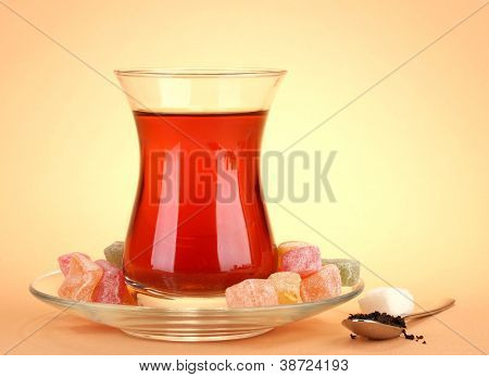 Glas türkischen Tee und Freude, Rahat auf Beige Hintergrund