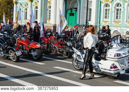 St Petersburg, Russia-september 26, 2020: Group Of Bikers And Their Bikes With Flags In Front Of The