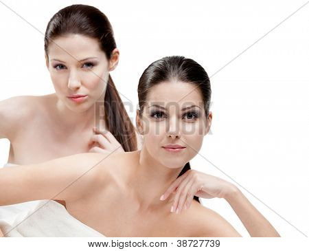 Halbe Länge Portrait von zwei halb nackte Frauen, die bereit für Schönheit Verfahren, isoliert