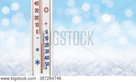 The Thermometer On A Blurred Winter Background Shows 15 Degrees Below Zero