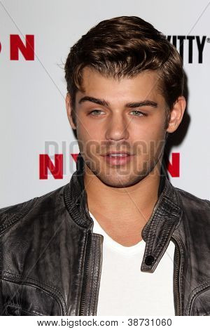 LOS ANGELES - 15 oct: Garrett Clayton มาถึงที่ของไนลอนตุลาคมมันออกปาร์ตี้ Hol ลอนดอนตะวันตกเฉียง