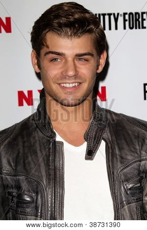 LOS ANGELES - 15 oct: Garrett Clayton มาถึงที่ของไนลอนตุลาคมมันออกปาร์ตี้ Hol ลอนดอนตะวันตกเฉียง