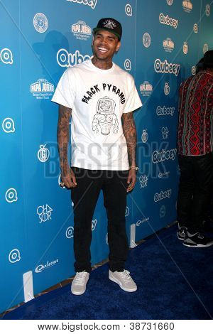 LOS ANGELES - 20 Październik: Chris Brown przybywa Qubeeys Chris Brown kanał Rozpoczęcie imprezy na Priva