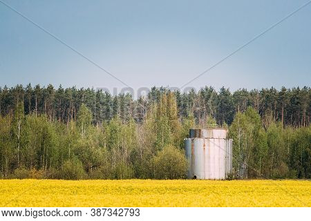 Steel Vertical Tank For Storing Carbamide-ammonia Mixture Or Other Chemical Fertilizers. Storage Tan
