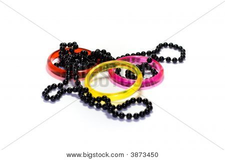 Collares y anillos de tres colores