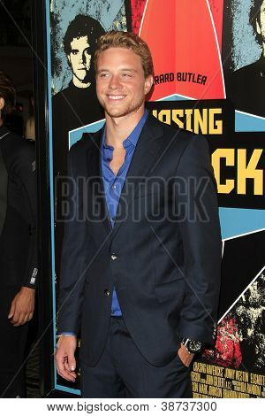 LOS ANGELES - OCT 18: Jonny Weston na honí Mavericks - Los Angeles premiéru v Tichomoří Thea