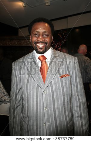 BEVERLY HILLS - okt 19: Tommy Hearns på 50 års fødselsdagsfest for Evander Holyfield på Julians Auc