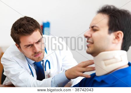 Médico examina a un paciente