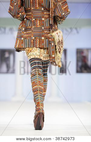Mosca - 4 novembre: retro del modello in abito con motivo etnico in mostra del designer Slava Zaitsev in 