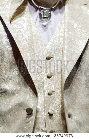 Mosca - 4 novembre: Dettagli di uomini d'oro gilet e giacca in mostra del designer Slava Zaitsev in fash