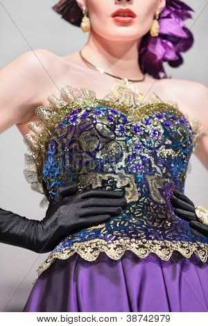 Mosca - 4 novembre: Vita di donna maculata abito in mostra del designer Slava Zaitsev nella casa di moda