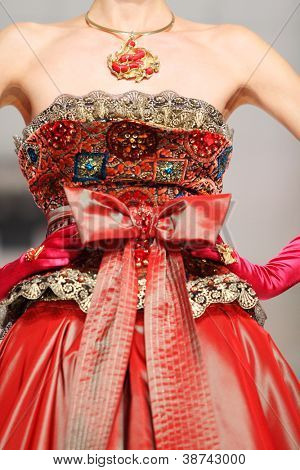 Mosca - 4 novembre: Vita di vestito rosso maculato in mostra del designer Slava Zaitsev in fashion house o
