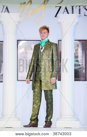Mosca - 4 novembre: Uomo brillante vestito in mostra del designer Slava Zaitsev nella casa di moda di Slava 