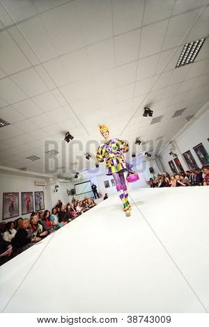 Mosca - 4 novembre: Modello in abito colorato Show Designer Slava Zaitsev nella casa di moda di S