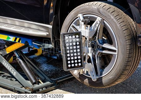 Mobile Jack For Lifting Vehicles To Adjust Camber And Wheel Alignment.
