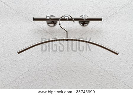 흰 벽에 옷걸이