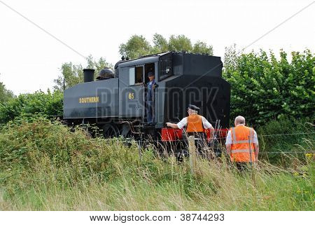 BODIAM, Inghilterra - 20 agosto: USA 0-6-0T classe vapore locomotiva valichi Kent e a est 