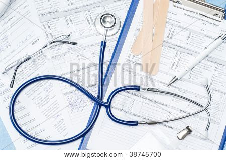 Medizinische Geräte für doctor's Office Schreibtisch Stethoskop Patienten-Dokumente