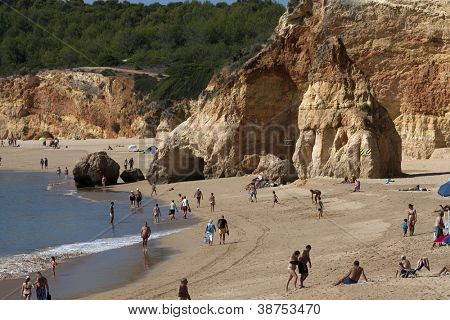PORTIMAO โปรตุเกส - 16 oct: นักท่องเที่ยวและชาวบ้านพักอุณหภูมิอ่อนตามบริเวณชายหาดช็อปปิ้ง