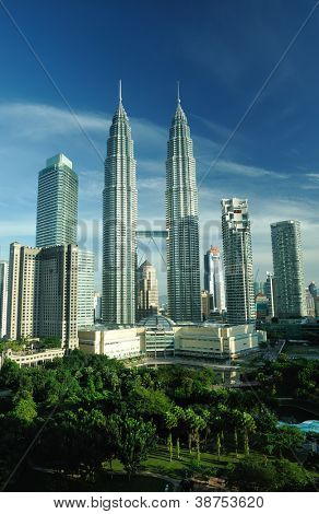 KUALA LUMPUR, MALAYSIA - 24 AUGUST: Petronas Twin Towers i morgen på August 24, 2012 i Kuala klump