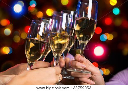 人们手戴水晶眼镜满香槟的形象